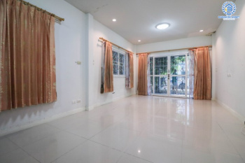 บ้านแฝดมือสองย่านนนทบุรี ม.คุณาสิริ บัวทอง4 หลังมุม! บนเนื้อที่มากถึง 49.8 ตร.ว. ฟังก์ชัน 3 ห้องนอน 3 ห้องน้ำ 2 ที่จอดรถ กระจกติดฟิล์มกัน UV บนทำเลเยี่ยม เชื่อมต่อถ.บ้านกล้วย-ไทรน้อย, ถ.กาญจนาภิเษก ใกล้เซ็นทรัลเวสต์เกต และรถไฟฟ้าสายสีม่วง "สถานีคลองบางไผ่"